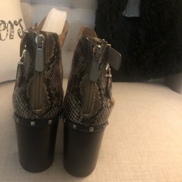 Charles David snake skin print cut out shoe boots new in box - Picture 3 of 4
